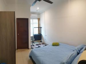 a bedroom with a bed and a ceiling fan at Mountain View Homestay in Seremban