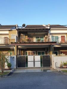 uma casa grande com muitas portas de garagem em Mountain View Homestay em Seremban