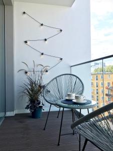 d'un balcon avec une table, des chaises et des lumières. dans l'établissement Prime Plac Unii, à Gdynia