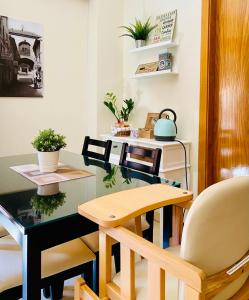 een bureau met een glazen tafel en stoelen in een kamer bij La Fonda del Arco in Guadix
