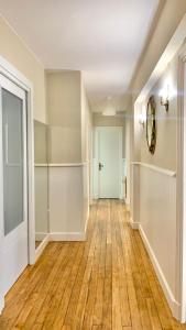 an empty room with a hallway with wooden floors at APARTAMENTO en MUNDAKA con GARAJE in Mundaka