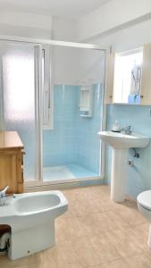 uma casa de banho com um chuveiro, um WC e um lavatório. em APARTAMENTO en MUNDAKA con GARAJE em Mundaka