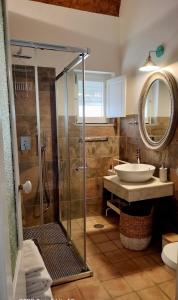 La salle de bains est pourvue d'une douche et d'un lavabo. dans l'établissement Casa Victoria, à Olhão