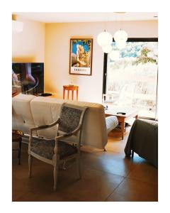 d'une salle à manger avec une table, des chaises et une fenêtre. dans l'établissement Villa de charme à Ajaccio, à Ajaccio