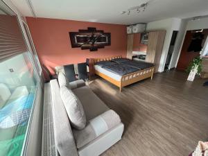 1 dormitorio con 1 cama y 1 sofá en schönes Apartment mit Festungsblick - FREE Parking - en Würzburg