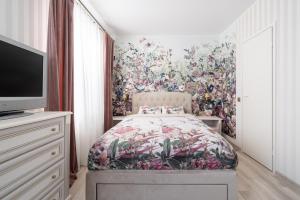 a bedroom with a flowery wallpaper on the wall at Videviku Villa Apartments in Tallinn