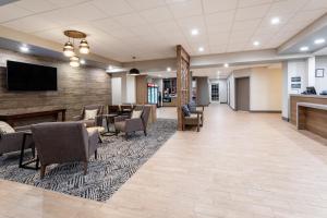 Televisyen dan/atau pusat hiburan di Candlewood Suites Grand Junction, an IHG Hotel