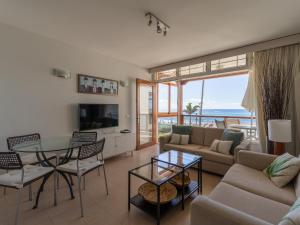 Televízia a/alebo spoločenská miestnosť v ubytovaní Beachfront San Agustin Papagayos II