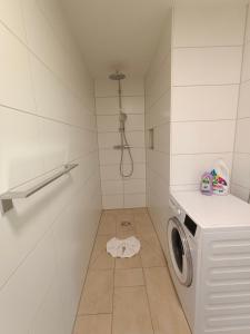 Bilik mandi di Neu erstellte Wohnung mit Balkon in Hard