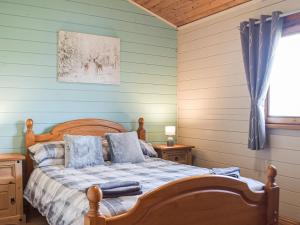 Postel nebo postele na pokoji v ubytování Marros Hill Log Cabin