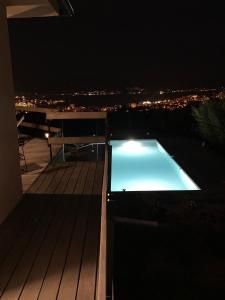 uma piscina no telhado de uma casa à noite em Villa de charme à Ajaccio em Ajaccio