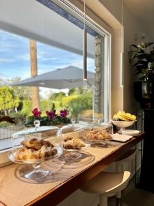un bancone con diversi piatti di pasticcini sopra di Villa Maria luxury suites a Sperlonga