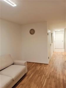 Ruang duduk di Neu erstellte Wohnung mit Balkon in Hard