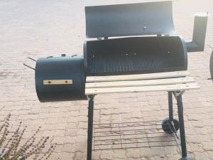 - un barbecue avec un barbecue noir dans l'établissement BJ&T Vacation Homes, à Kasane