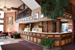 eine große Lobby mit einer Bar in einem Geschäft in der Unterkunft Hamilton Inn Select Beachfront in Mackinaw City