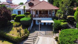 una vista aérea de una casa con jardín en Cabañas Las Pencas en Mina Clavero