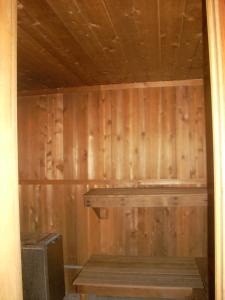 een sauna met houten wanden en een houten bank bij Austrian Haus Lodge in West Dover +1 foto