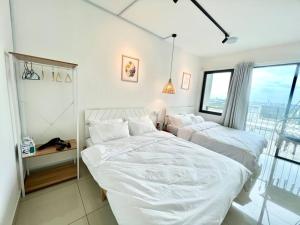 um quarto com 2 camas e uma grande janela em C 1-5 Pax Cozy home Studio 3Bed WIFI&TV Trefoil Setia Alam SCCC em Setia Alam
