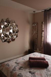 1 dormitorio con 1 cama y 1 lámpara en Delux apartment Moj Osijek, SELF CHECK-IN en Osijek