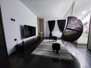 TV a/nebo společenská místnost v ubytování The Attic