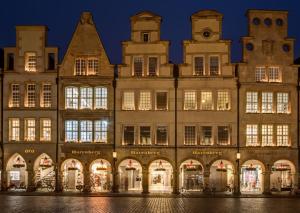 um edifício na cidade à noite em Hilla‘s Holiday Bay em Münster