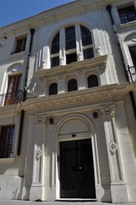 um grande edifício branco com uma porta preta em Student's Housing Republica em Santiago