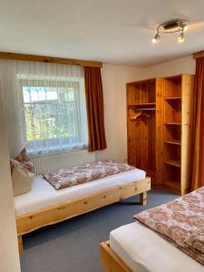 シュヴェンダウにあるFerienwohnung Rauchのベッドルーム1室(ベッド2台、窓付)