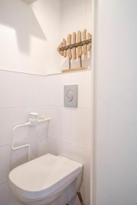 baño blanco con aseo blanco en una habitación en 3 chambres - 6 couchages - Vue imprenable, en Saint-Martin-dʼHères