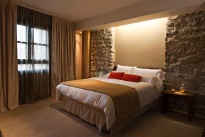 a hotel room with a large bed and a window at Hotel Palacio del Obispo in Graus