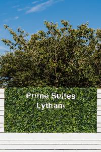 uma cobertura com as palavras suites principais hyuana em Prime Suites Lytham em Lytham St Annes