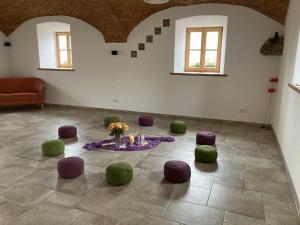 ein Wohnzimmer mit einem Tisch und grünen und lila Stühlen in der Unterkunft Landhof Schuhbeck in Kay