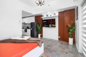 1 dormitorio con 1 cama y cocina con nevera en Hyllia by J&J (Near Airport . Wifi . Netflix ), en Pusok