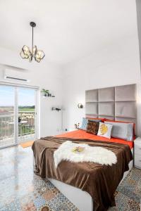 1 dormitorio con cama grande y ventana grande en Hyllia by J&J (Near Airport . Wifi . Netflix ), en Pusok