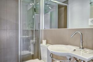 Kúpeľňa v ubytovaní South Beach El Higueron with Jacuzzi and seaviews Ref 26