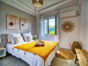 Voodi või voodid majutusasutuse Appartement Domi Caraïbes confortable avec une piscine chauffée et sécurisée par un filet, une citerne tampon pour faire face aux coupures d'eau, accès Netflix toas