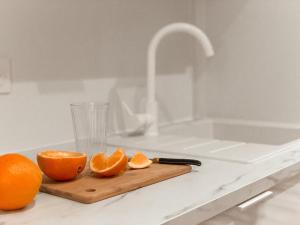 duas laranjas numa tábua de cortar ao lado de um lavatório em Le Seize - Studio dans le centre historique d'Auch em Auch