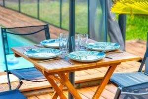 Bazén v ubytování Appartement Domi Caraïbes confortable avec une piscine chauffée et sécurisée par un filet, une citerne tampon pour faire face aux coupures d'eau, accès Netflix nebo v jeho okolí