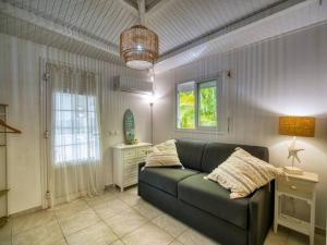 Istumisnurk majutusasutuses Appartement Domi Caraïbes confortable avec une piscine chauffée et sécurisée par un filet, une citerne tampon pour faire face aux coupures d'eau, accès Netflix