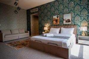 Кровать или кровати в номере La Buena Vida Holiday Homes - Beach front very spacious, luxe and modern 3 bedroom with full kitchen in JBR , 3 min to the JBR beach Dubai Marina and Tram Station