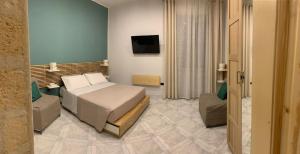 una camera d'albergo con un letto e due sedie di IlGirasoleApartment a Napoli