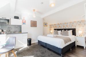 Sweet Suites Lytham客房内的一张或多张床位