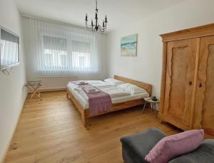 ein Schlafzimmer mit einem Bett und einem Sofa darin in der Unterkunft Apartment Landart in Illmitz