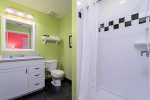 Phòng tắm tại Harbour House at the Inn 214