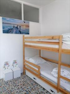 um quarto de beliche com 2 beliches em Maison de pecheur cour privée en centre ville em Saint-Gilles-Croix-de-Vie