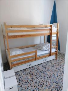 um quarto com 2 beliches num quarto em Maison de pecheur cour privée en centre ville em Saint-Gilles-Croix-de-Vie