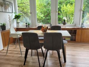 Zdjęcie z galerii obiektu FAMILY APARTMENT LINZ Wohnen mit Garten am Fusse des Pöstlingbergs TOP LAGE Villenviertel w Linzu