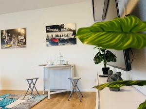 una habitación con dos taburetes y una mesa con una planta en Apartement König, en Lauf