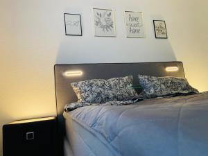 Dormitorio con cama con posters en la pared en Apartement König, en Lauf