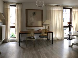 een woonkamer met een tafel en 2 stoelen bij Giorgio in Antwerpen