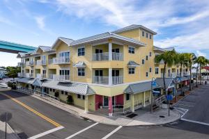 ein gelbes Gebäude auf einer Straße mit einer Straße in der Unterkunft Harbour House at the Inn 208 in Fort Myers Beach